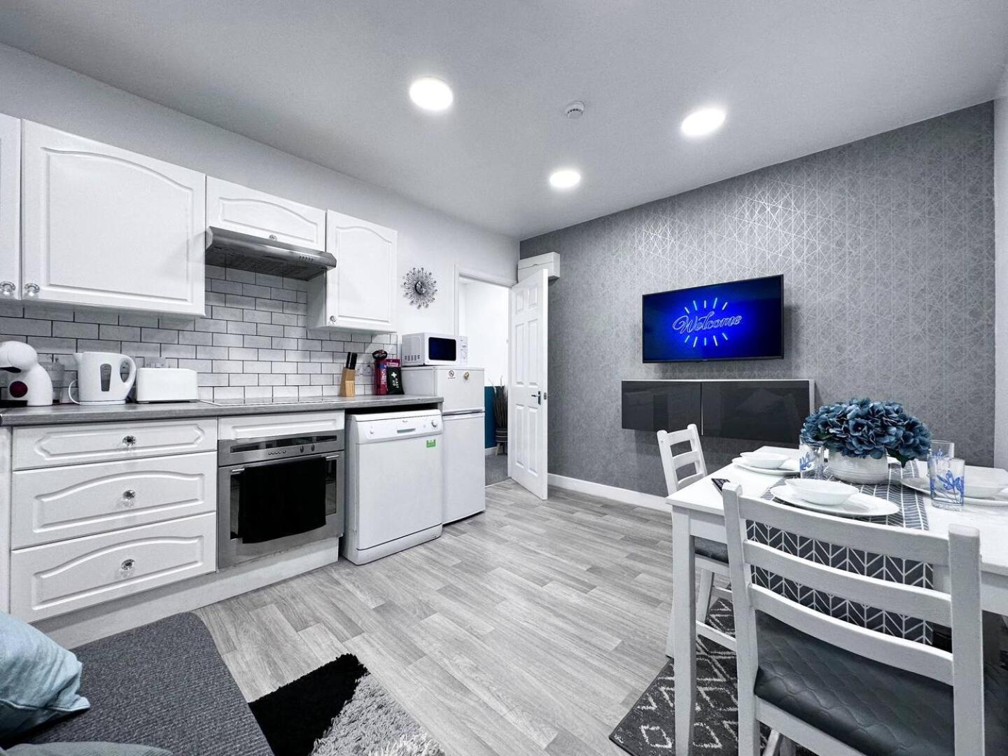 Cosy Contemporary - Brimsdown, *