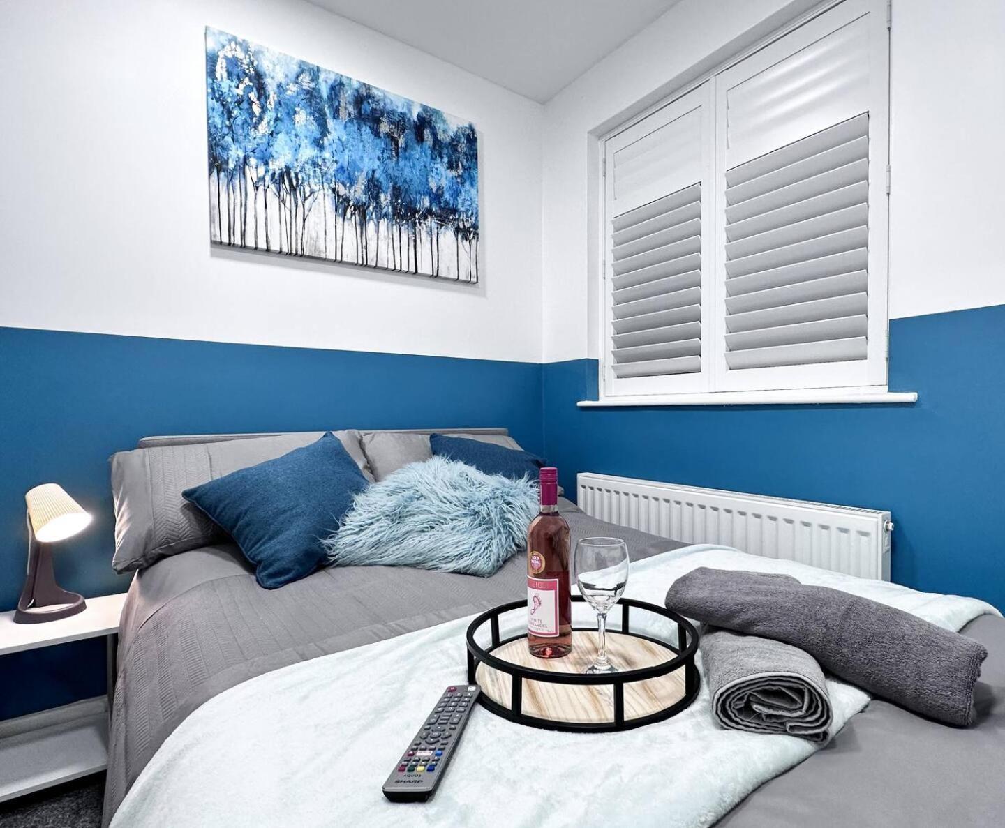 Cosy Contemporary - Brimsdown, Apartment