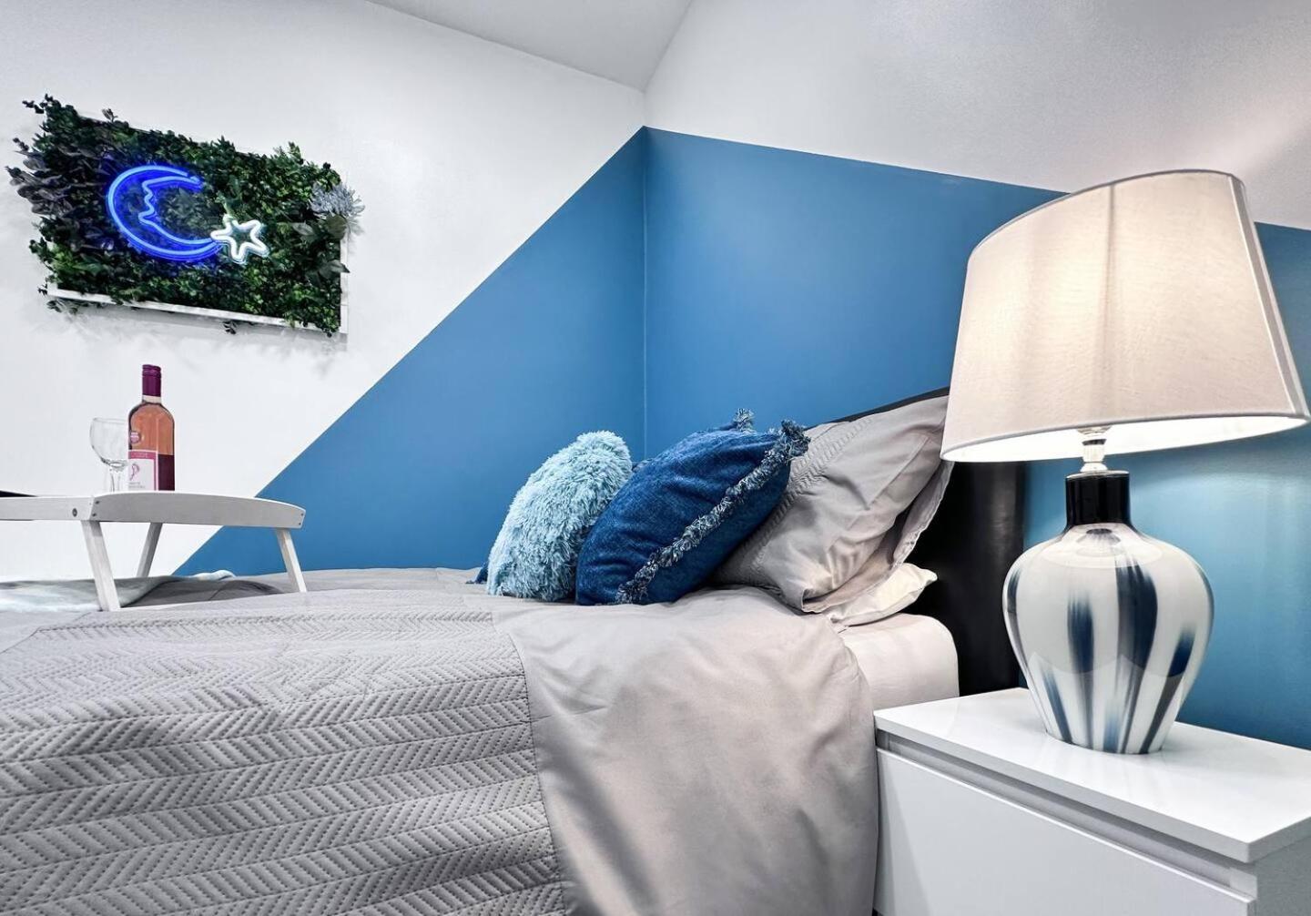 Cosy Contemporary - Brimsdown, Apartment