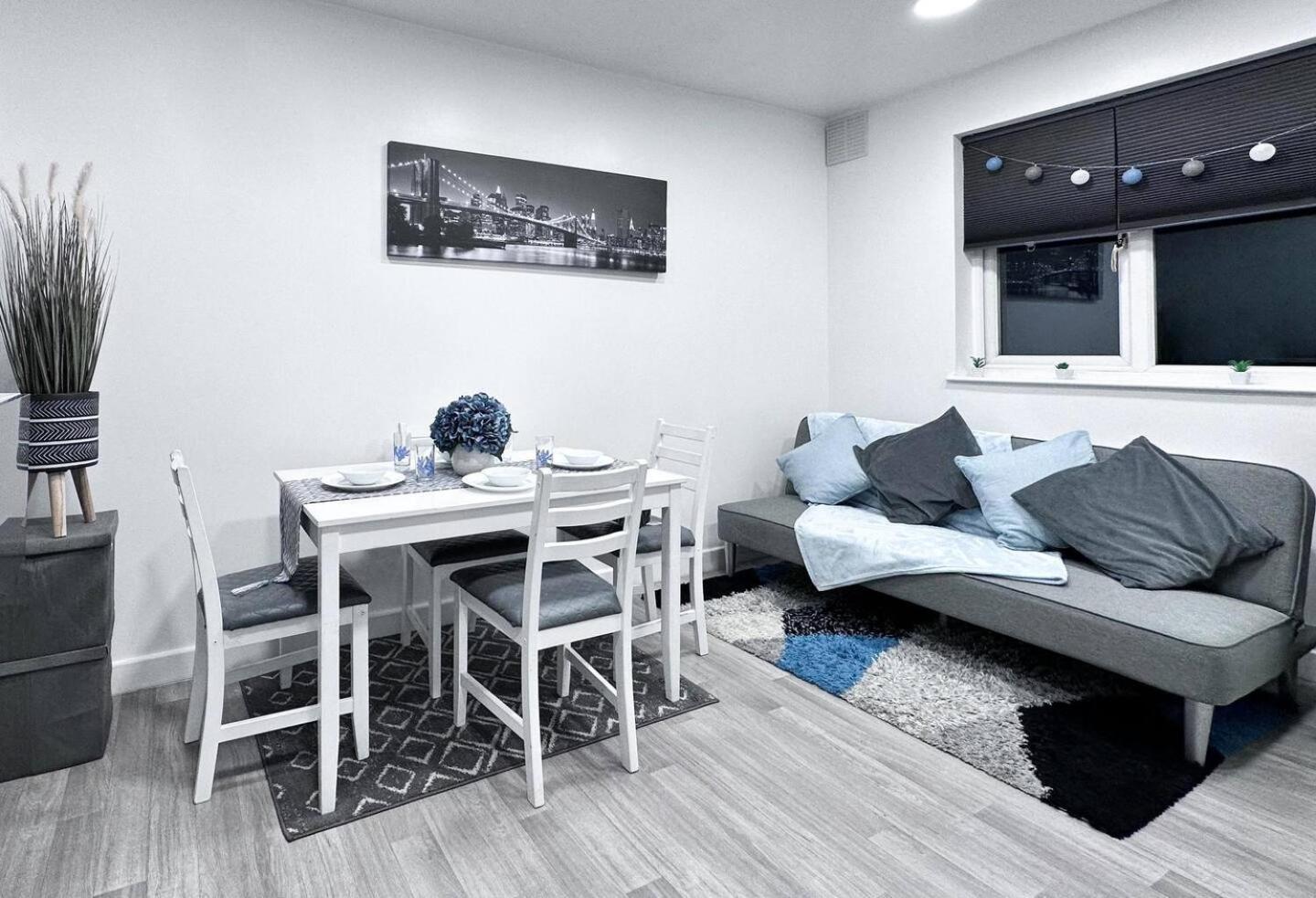 Cosy Contemporary - Brimsdown,