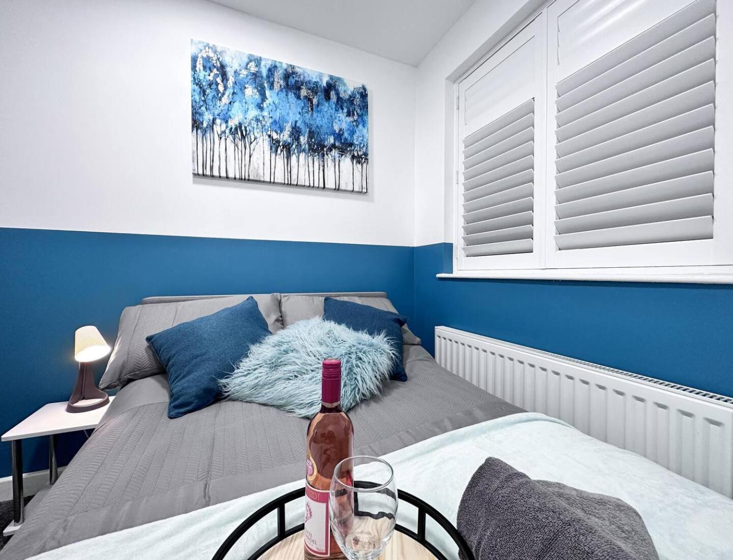 Cosy Contemporary - Brimsdown, Apartment